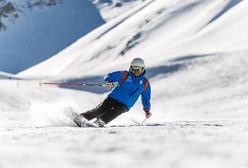 picture skiing