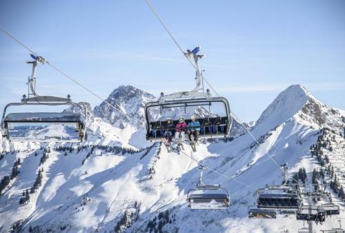 Ski,Bus, Hotel edita, Erholung, entspannen, Urlaub, Berge, Bodenseenähe, Allgäu, Aktiv im Winter, abholen, Service, Skigebiet, Österreich, Après Ski, Planung, alles dabei, Damüls-Mellau, Scheidegg