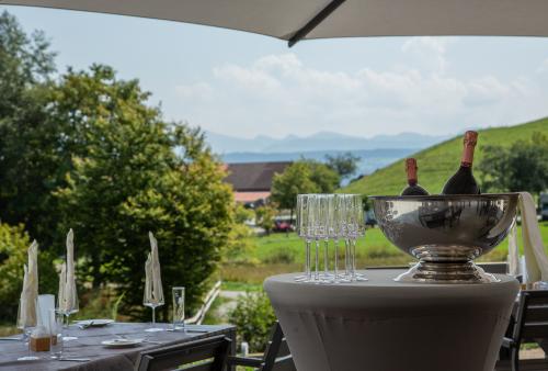 Terasse, Hochzeit, Feier, kleiner Kreis, Hotel edita, Erholung, entspannen, Urlaub, Berge, Bodenseenähe, Allgäu, Ruhe, Kaffepause, Kaffee, Kuchen, zusammensitzen, Sonne