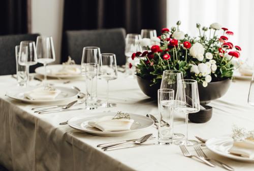 Terasse, Hochzeit, Feier, kleiner Kreis, Hotel edita, Erholung, entspannen, Urlaub, Berge, Bodenseenähe, Allgäu, Ruhe, Kaffepause, Kaffee, Kuchen, zusammensitzen, Sonne