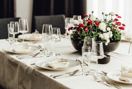 Terasse, Hochzeit, Feier, kleiner Kreis, Hotel edita, Erholung, entspannen, Urlaub, Berge, Bodenseenähe, Allgäu, Ruhe, Kaffepause, Kaffee, Kuchen, zusammensitzen, Sonne