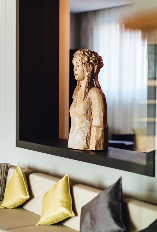 picture of a statue in hotel edita