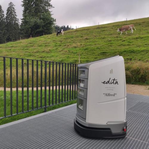 Alfred, Minibar, Zimmerservice, 24 7, durchgehend, bedienen, Hotel edita, Erholung, entspannen, Urlaub, Berge, Bodenseenähe, Allgäu, Snack, Hunger, zwischendurch, selbstständig, aufs Zimmer